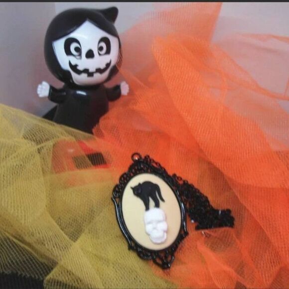 Bloody Valentine gothic punk biker Cat on Skull Black Goth Rockabilly Necklace - Picture 3 of 5